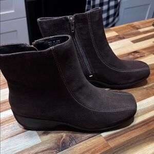 Clark’s Women’s Brown Suede Ankle Boots - Classic Zip Side size 8